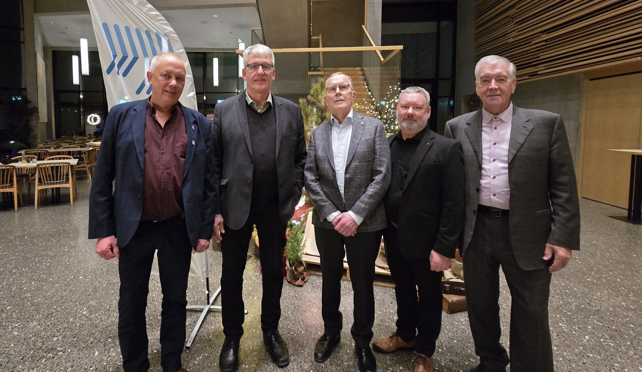 Smiðshöggið rekið á afmælisfögnuðinn